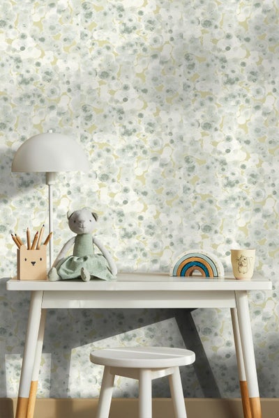 Tapete mit abstraktem, kreisförmigem Aquarellmuster hinter einem weißen Sideboard mit Aufbewahrungsboxen und einem Kuscheltier.