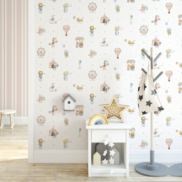 Kinderzimmer mit Vliestapete im Zirkus-Design, Nachtkommode, Garderobenständer und Dekorationen aus Holz.