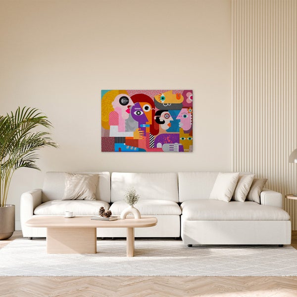 Wohnzimmer mit Sofa, Tisch und einem abstrakten Wandbild mit Figuren.