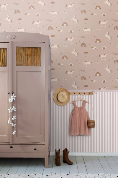 Schlafzimmer mit gemusterter Tapete, Bett mit Kopfteil und Nachttisch mit Dekoration