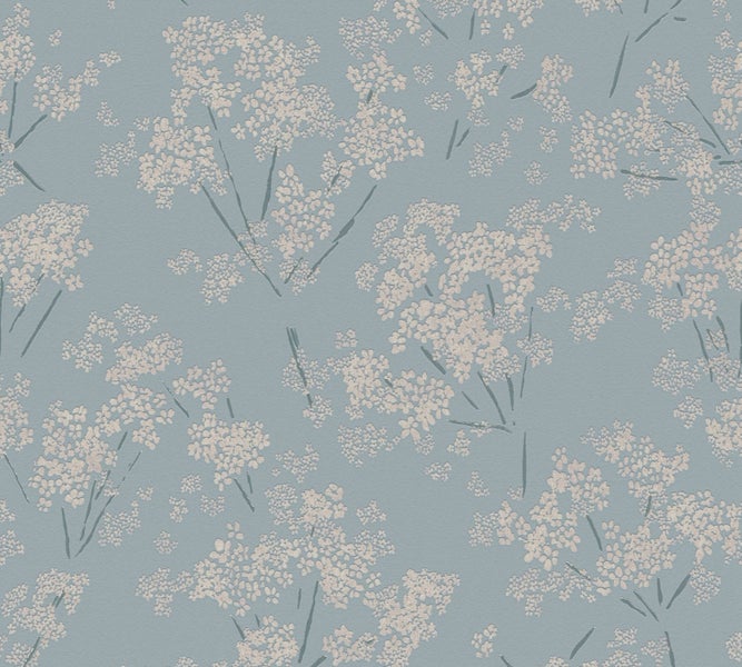 Wohnzimmer mit floraler Tapete, Sofa und Tisch