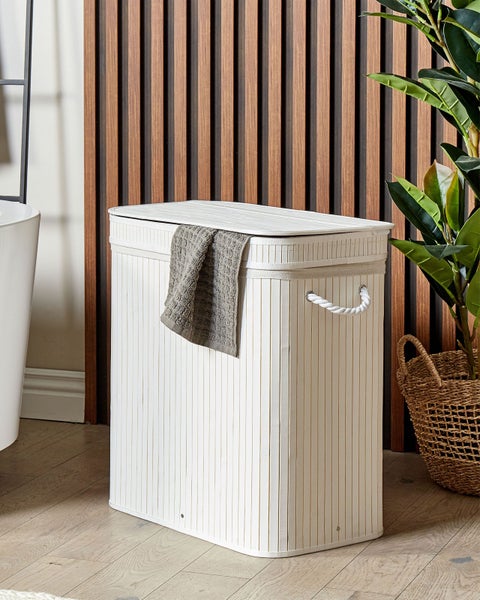 Glockenblumen auf einer Gartenfläche