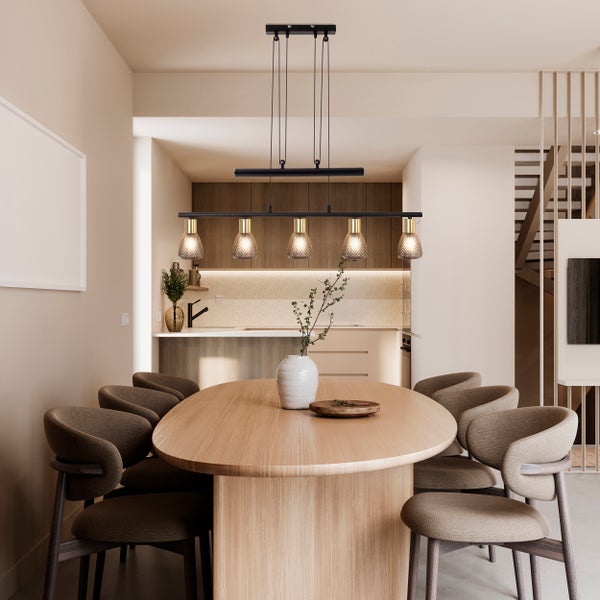 Esszimmer mit Holztisch, Stühlen und einer Pendelleuchte mit fünf Lampen.