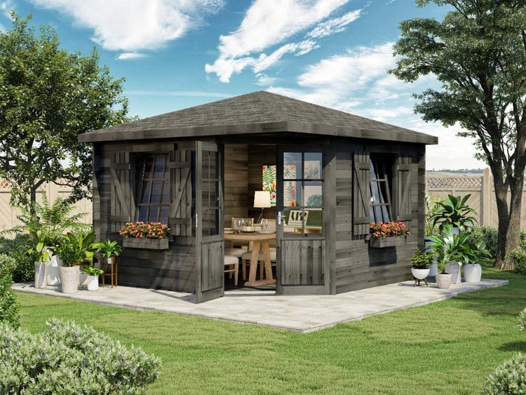 Gartenhaus aus Holz mit geöffneter Tür, Fenstern und Fensterläden, umgeben von Pflanzen