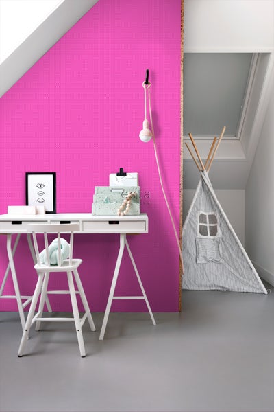 Kinderzimmer mit Schreibtisch, Stuhl, Spielzelt und rosafarbener Wandtapete mit Punktmuster