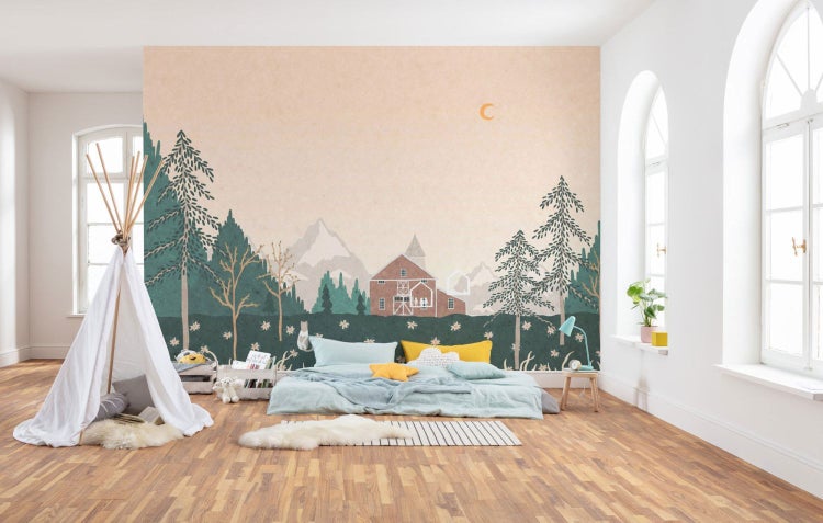 Kinderzimmer mit Baumhaus-Wandbild, Spielzelt und Holzboden für eine helle und spielerische Atmosphäre.