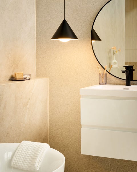 Badezimmer Szene mit Waschtisch, Spiegel, Lampe und Badewanne für eine helle und freundliche Atmosphäre