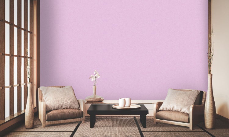 Japanisches Interieur mit Tatami-Matten, Tisch, Teeservice, Sessel und Lampe