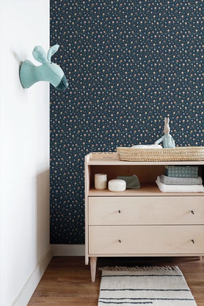 Kinderzimmer mit Kommode und Blumentapete