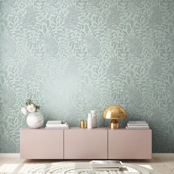 Kletterrose mit roten Blüten an einem Rankgitter