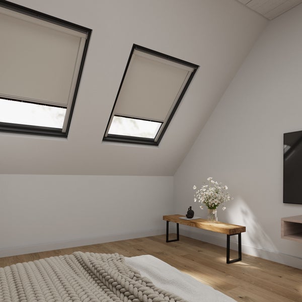 Dachfenster mit Rollo in einem hellen Dachgeschossraum.