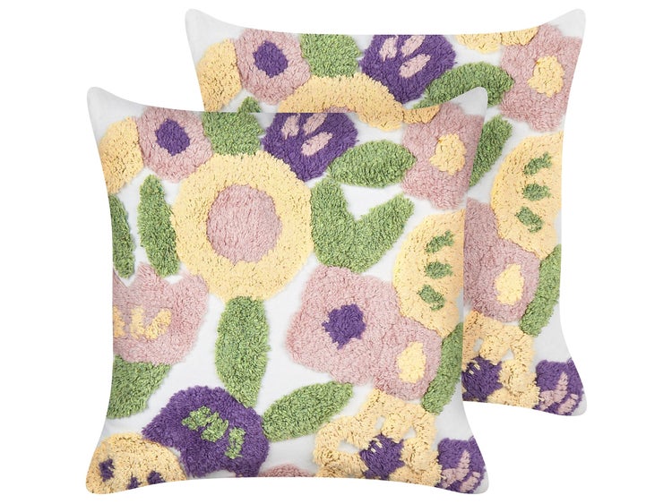 Set aus zwei quadratischen Dekokissen mit strukturiertem Blumenmuster und gestickten Details als Wohnaccessoire.