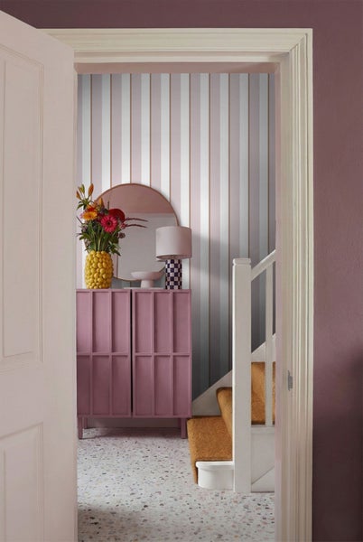 Fluransicht mit Kommode, Spiegel, Lampe und Treppe