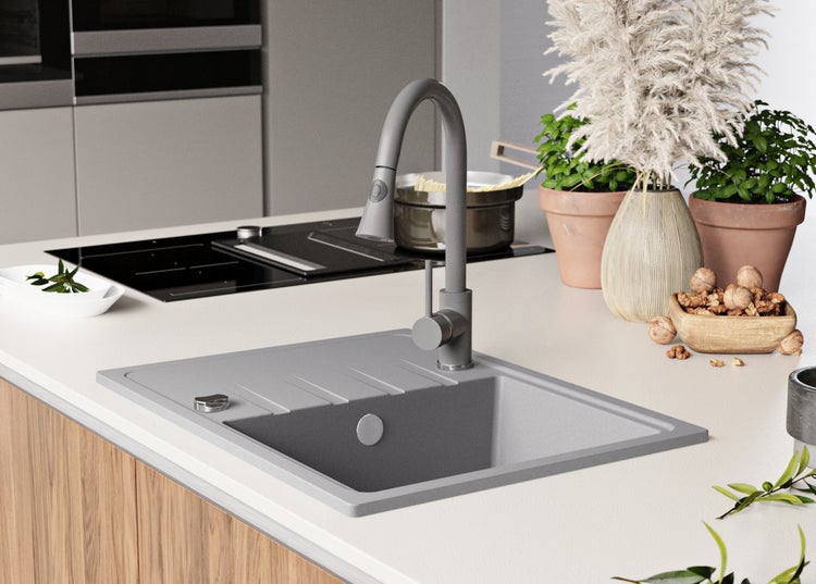 Küchenspüle mit Armatur auf einer Küchentheke