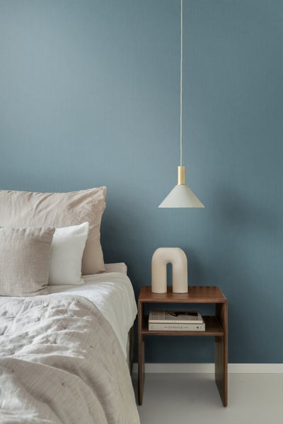 Schlafzimmer mit Nachttisch, Lampe und Dekoration