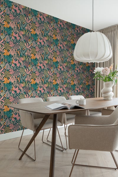 Dekoratives Schlafzimmer mit floraler Tapete, Nachttisch und Bett