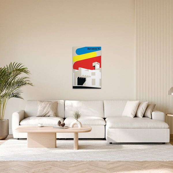 Wohnzimmer mit Sofa und gerahmtem Bild von Barcelona 75 an der Wand