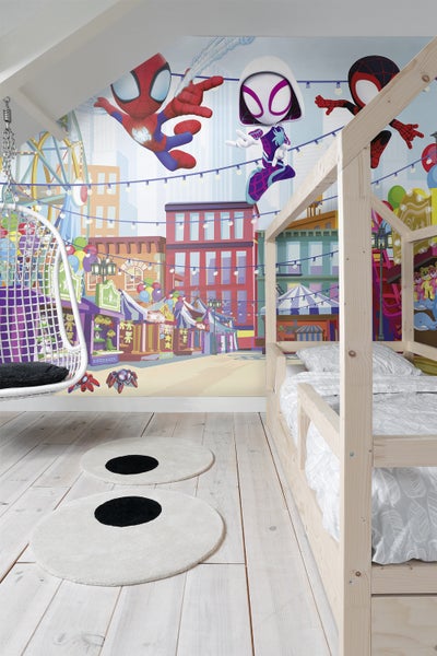 Kinderzimmer mit Wandbild, Hängekorb und Holzhausbett