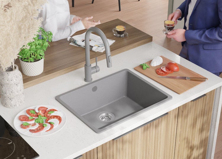 Spüle mit Armatur auf einer Küchentheke mit Lebensmitteln und Getränken