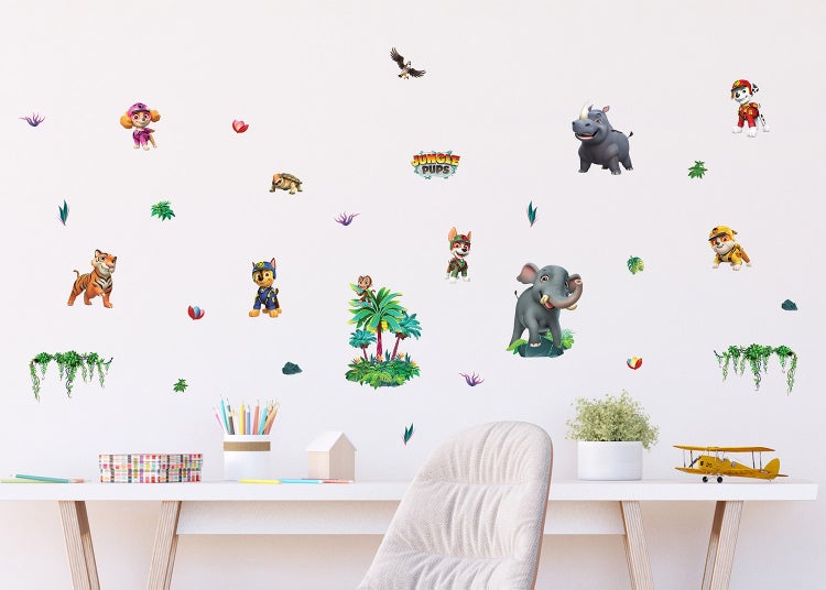 Paw Patrol Jungle Pups Wandsticker mit Chase, Marshall, Skye und Dschungeltieren über einem Schreibtisch im Kinderzimmer.