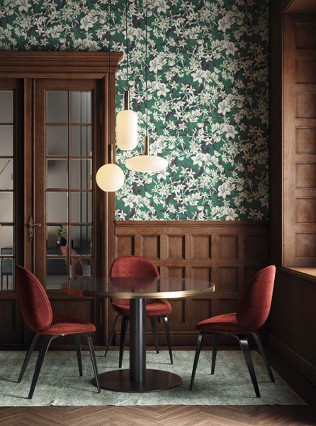 Wohnraumgestaltung mit Vase, Blumen und Decke über Stuhl