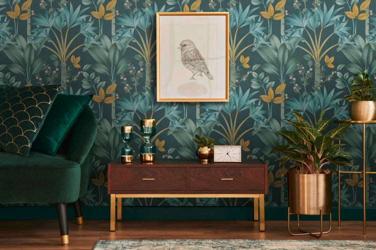 Terracotta-farbener Wandblumentopf mit üppiger Bepflanzung