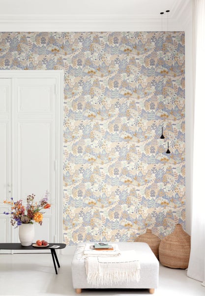 Gartenanlage mit Berberitzenstrauch und Holzeinfassung