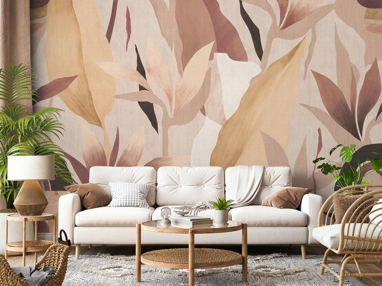 Wohnzimmer mit Sofa, Sessel, Couchtisch, Teppich und einer Tapete mit floralem Muster