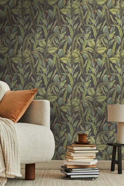 Runder Spiegel mit Beleuchtung an einer Wand im Badezimmer