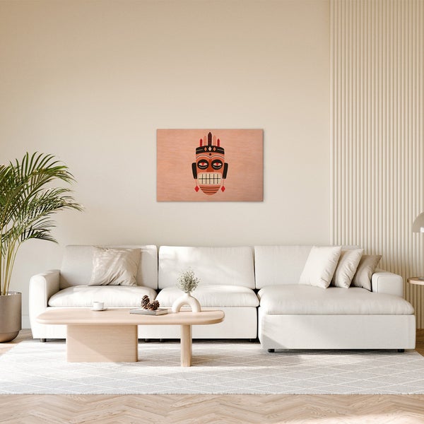 Wohnzimmer mit Wandbild einer afrikanischen Maske über einem Sofa