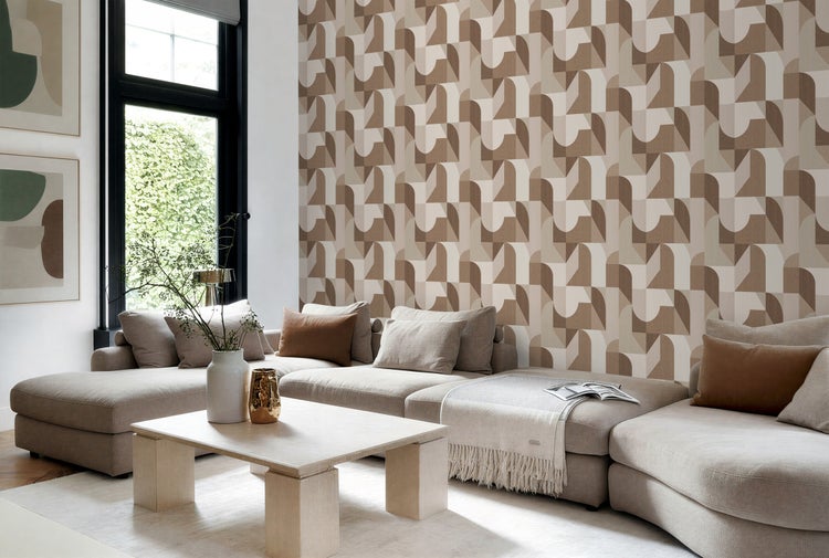 Wohnzimmer mit Sofa, Couchtisch und gemusterter Tapete