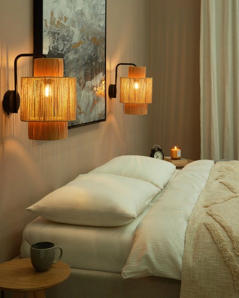 Schlafzimmer mit Doppelbett, Nachttischen und Wandleuchten