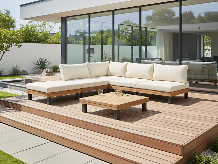 Gartenlounge-Set aus Holz mit Ecksofa und Couchtisch auf einer Holzterrasse vor einem modernen Haus