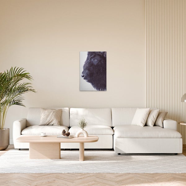 Wohnzimmer mit Sofa, Tisch und Wandbild mit Büffeldarstellung