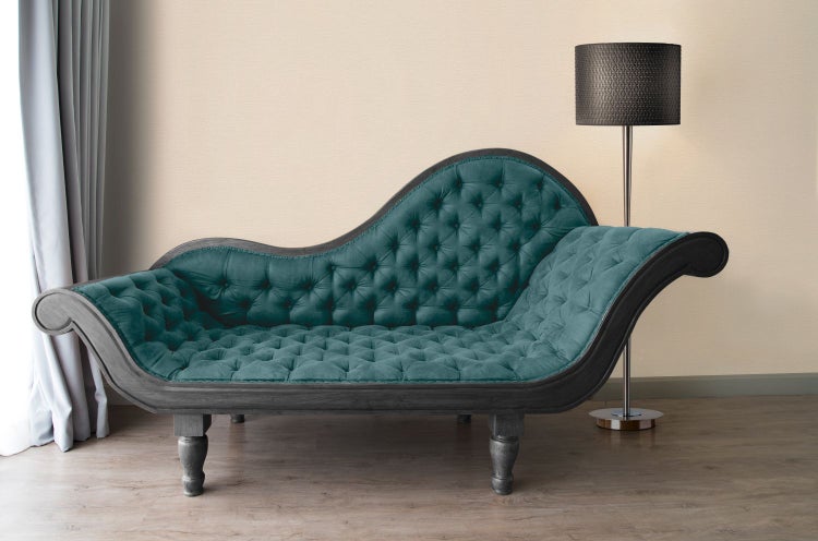 Chaiselongue mit Knopfheftung und Stehlampe im Raum