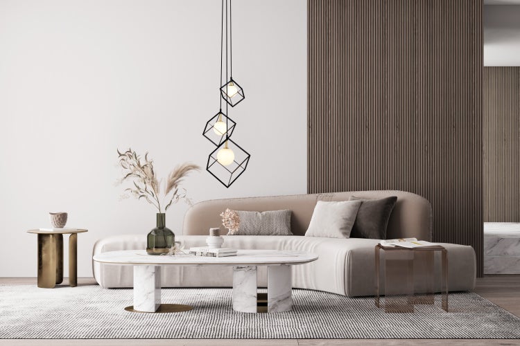 Wohnzimmer mit Sofa, Couchtisch, Beistelltischen und geometrischer Pendelleuchte