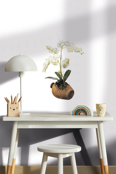 Kinderschreibtisch mit Stuhl, Tischlampe, Stifthalter, Dekoration und Orchidee