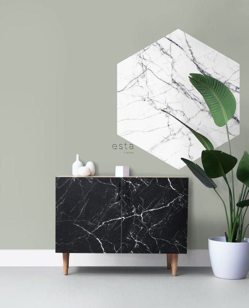 Sideboard mit Marmoroptik, Wanddekoration mit Marmormuster, Zimmerpflanze im Topf