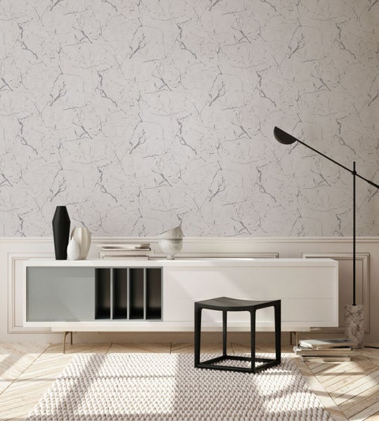 Wohnzimmer mit Marmortapete und modernen Möbeln für ein stilvolles Ambiente
