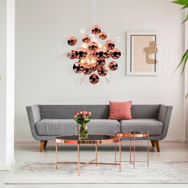 Wohnzimmer mit grauer Couch, Couchtisch und Kugelleuchte