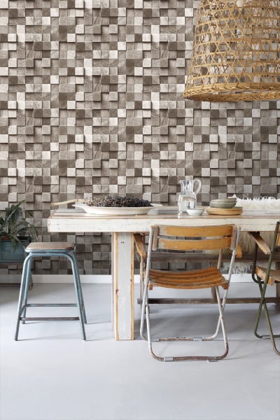 Raumansicht mit Holzwürfel-Tapete, Esstisch und Stühlen.