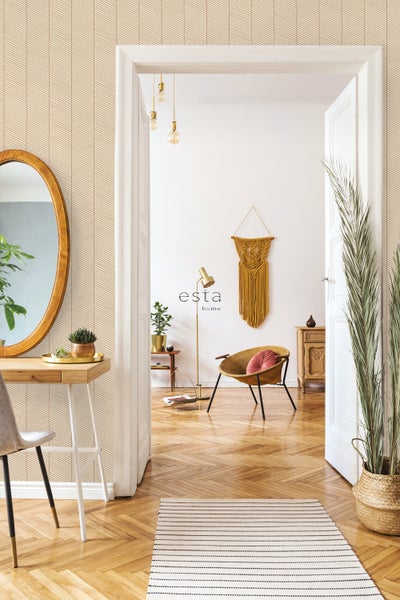 Heller Raum mit gemusterter Tapete, Spiegel, Tisch und offener Tür