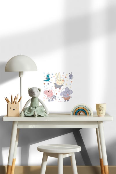 Kinderzimmer mit Schreibtisch, Lampe, Stuhl, Spielzeug und Wandtattoo