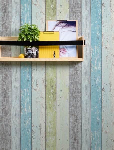 Spüle mit Abtropfgestell, Schneidebrett, Armatur, Spülmittel, Schwamm, Spülbürste und Tomaten