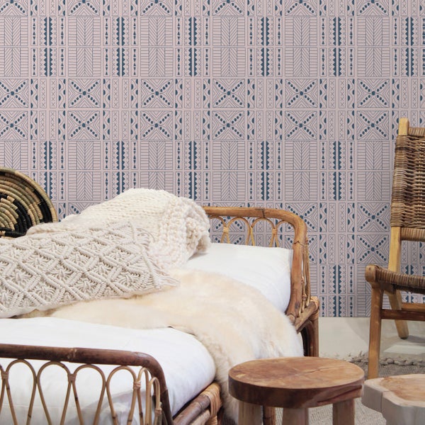 Zwei Relaxliegen mit gepolsterten Auflagen, Kopfstützen und Getränkehalter