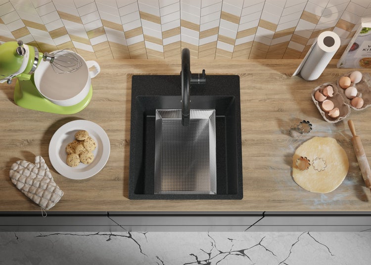 Küchenszene mit Spüle, Rührgerät, Keksen, Backzutaten und Küchenutensilien auf einer Arbeitsplatte