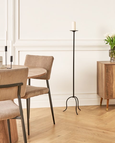 Esszimmer mit Esstisch, Stühlen, Stehleuchter und Kommode