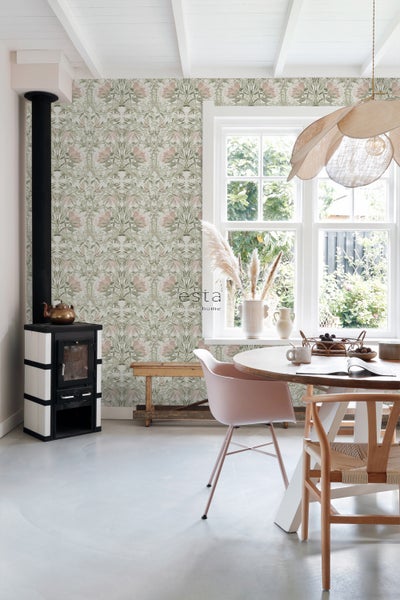 Heller Raum mit gemusterter Tapete, Ofen und Esstisch