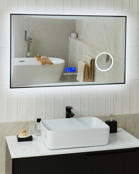 Badezimmer mit rechteckigem Spiegel mit Beleuchtung, Waschbecken und Badewanne