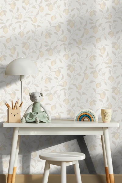 Kinderzimmer mit Zitrone-Muster Tapete, Tisch, Stuhl und Spielzeugen